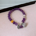 Makroaufnahme von S925 Silberperlenarmband mit violetten Amethyststeinen und Glocke - Amethyst Bienenwachs Stil (Mit Glück-Anhänger)