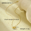 Primer plano de collar de cadena de serpiente dorada con colgante de perla y medidas - Oro de 18K