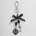 Porte-clés gothique avec nœud en satin noir, clé tête de mort et cœur évidé avec croix - Clé Crâne Noir Argent Gothique