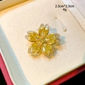 Vue détaillée de la broche fleur de cerisier avec pierre jaune et doré, 2,3cm sur 2,3cm - Style Fleur Jaune (B801)