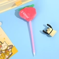 Dettaglio del ciondolo a forma di pesca rosa in peluche su una penna a sfera cartoon - Pesca Rosa
