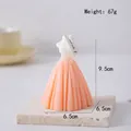 Roze en witte trouwjurk geurkaars met geplooide rok textuur op stenen basis - Klein / Roze Oranje