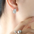 Orecchini a perno a forma di avocado in argento con intarsio in madreperla su modella - Orecchini d'argento