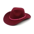Détail du chapeau de cowboy bordeaux avec ruban en similicuir rose et boucle en métal doré - Bordeaux