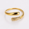 Dettaglio dell'anello bypass dorato con pavé di zirconi e design a goccia lucida - US 6 / Oro