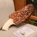 Kreatives Morchel-Plüschkissen in Dunkelbraun und Beige auf einem beigen Stoffsofa - 50cm / Morchel