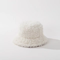 Detalle del sombrero de pescador de lana de cordero blanca con textura suave y cálida - M(56-58cm) / Blanco Roto