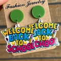 Bunte Acryl-Ohrringe Welcome Back to School auf Schmuckkarte präsentiert - 1-Willkommen Zurück (Grüner Stecker)