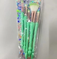 Vue détaillée de 5 pinceaux maquillage coquillage vert menthe avec bagues en or rose - Vert
