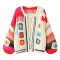 Handgefertigte Häkel-Strickjacke mit V-Ausschnitt, Blumenmustern und bunten Stricktexturen - Einheitsgröße / Regenbogen