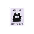 Schwarze Katzen-Emaille-Brosche mit Are You Kitten Me Schriftzug auf weißem Grund - Willst Du Mich Verkatzen (QHXZ2302)