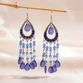 Vue détaillée de boucles d'oreilles vintage avec pampilles en cristal bleu sur soie - Bleu foncé