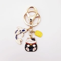 Portachiavi giapponese Maneki Neko e carpa Koi con ciondolo dorato in smalto vivace - Gatto della Fortuna Koi Blu