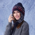 Gorro de invierno de punto azul marino con orejeras, patrón nórdico y pompón suave - Azul Marino