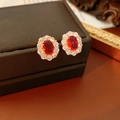 Dettaglio di orecchini vintage in oro con gemma rossa ovale e alone di zirconi chiari - Rosso-Oro (Perno per orecchini in argento)