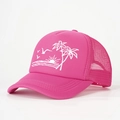 Casquette trucker fuchsia avec broderie de cocotier blanc vue sous un angle de 45 degrés - Rose Rouge