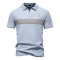 Polo da uomo azzurra con striscia grigia e ricamo a cervo su sfondo bianco - S / Azzurro
