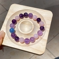 Bracciale di perle in cristallo viola e occhio di tigre rosa su vassoio di legno chiaro - Stile 34 (WB419) / Viola