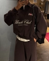 Dettaglio della felpa marrone cioccolato con elegante ricamo del logo Ucult Club - S / Marrone Scuro