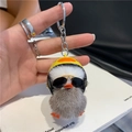 Mini Enten-Plüsch-Schlüsselanhänger mit gelbem Helm, Sonnenbrille und grauem Fell - Graue Ente mit Hut