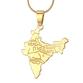 Primo piano della collana con ciondolo mappa dell'India placcata oro 18K e città - Ciondolo Singolo India