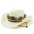 Détail d'un chapeau de cowboy en paille avec plumes, têtes de mort et ruban brodé rouge - Blanc Cassé