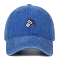 Détail d'une casquette en denim bleu délavé avec un motif de tasse brodée unique - Taille unique / Bleu foncé