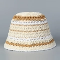 Détail de la texture en crochet rayé sur un chapeau bob beige et marron respirant - Beige