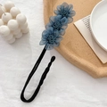 Elegante accessorio per chignon con fiore in tessuto blu e fascia nera su fondo bianco - Creatore di Chignon a Fiore Blu