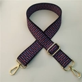 Dettaglio della tracolla regolabile in jacquard geometrico con moschettoni in metallo dorato - Geometrico Rosso Blu Bianco (Fibbia Argento)