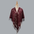 Dettaglio di scialle triangolare in pizzo nylon bordeaux con motivi floreali e frange - 180cm / Rosso Vino Scuro