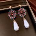 Détail de boucles d'oreilles vintage avec pierres rouges et grandes perles blanches - Aiguille en argent / Boucles d'oreilles / Or-Rose-Bleu-Blanc