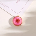 Ciondolo tondo fatto a mano con vero fiore secco rosa in resina e cornice dorata - Stile 4