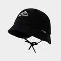 Dettaglio del cappello da sole per neonati con ricamo montagna e cordino regolabile - 50cm (1-3 anni) / Nero
