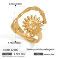 Makro-Detailansicht des goldenen Edelstahl-Sonnenrings mit Maßangaben und Details - Wellenförmiger Sonnengesicht-Stil (JDR0112209)