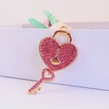 Portachiavi con lucchetto a cuore in strass rosa e chiave dorata per borse e auto - Rosa