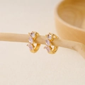 Elegante vergoldete Huggie-Ohrringe mit drei lavendelfarbenen Zirkonia am Holzzweig - Lavendel-Zirkonia gestuft(EH410012) / Gold