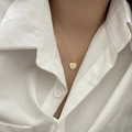 Détail d'un pendentif cœur doré orné d'un zircon blanc brillant porté par un mannequin - Argent 925 / Or (QS-G838)