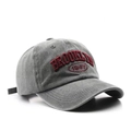 Dettaglio del ricamo rosso Brooklyn 1947 su un berretto da baseball in cotone lavato grigio - Regolabile / Grigio