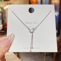 Collana in acciaio al titanio argento con ciondolo a farfalla e nappe con strass pendenti - Stile Strass con Nappina a Farfalla (X277) / Argento