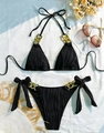 Dettaglio del bikini a coste nero con catene dorate decorative su spalline e lacci laterali - S / Nero