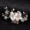 Pettine per capelli da sposa fatto a mano con fiori di tessuto bianchi, perle e cristalli - Oro
