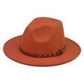 Détail d'un chapeau en laine orange avec sangle en cuir marron et rivets dorés en métal - Orange