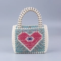 Handgefertigte Perlenhandtasche mit pinkem Herzmuster und elegantem Perlengriff - Perlblaue Herz Tasche