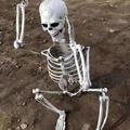 Kneeling plastic human skeleton prop in bone white finish for Halloween decoration - 70cm
