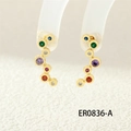 Detalle de pendientes dorados con una cascada de circonitas de colores de corte redondo - Estilo de Fila en J Arqueado (ER0836-A)