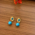 Vintage Goldohrringe mit blauen Edelsteinen und Perlen auf strukturierter Holzfläche - Vintage Ovale Perlenohrringe / Silberner Ohrstecker - Gold - Blau