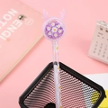Penna neutra creativa con corna di cervo viola e paillettes con motivo margherite - Renna Margherita Viola