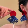 Detailansicht der geometrischen Ohrringe mit roter Scheibe und blauem Netzgewebe - 6# Rot Blau (Silbernadel)