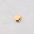 Macro de una cuenta de acero inoxidable dorada en forma de corona con acabado cepillado - Oro de 18K